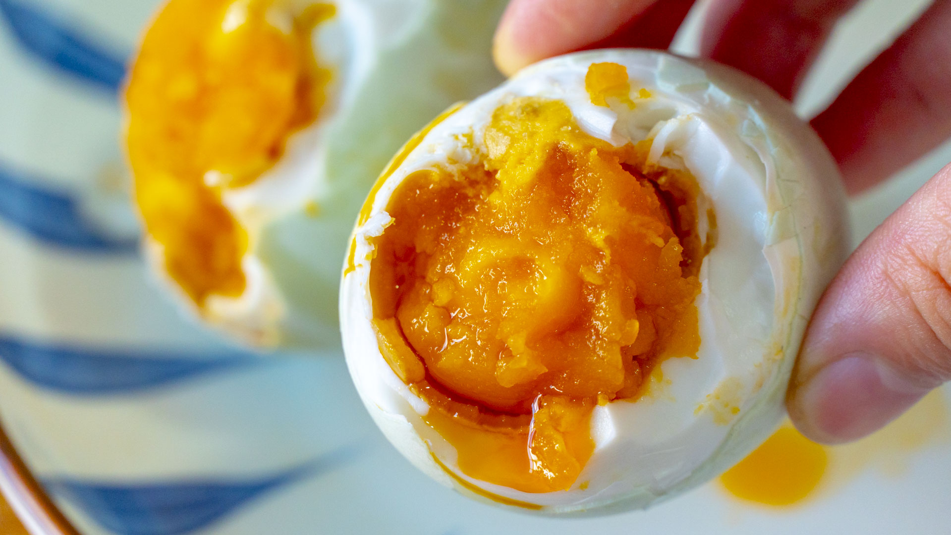 腌鸭蛋怎么腌才起沙流油,鸭蛋怎样腌制出油多又香视频