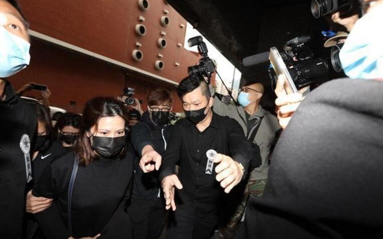 周星驰吊唁吴孟达现场完整,周星驰送别吴孟达视频全程