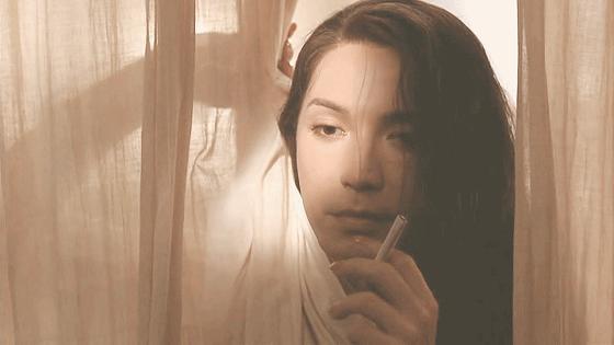 他是“亚洲第一*男美**”,却无父无母无妻儿,68岁与狗相伴认树为亲