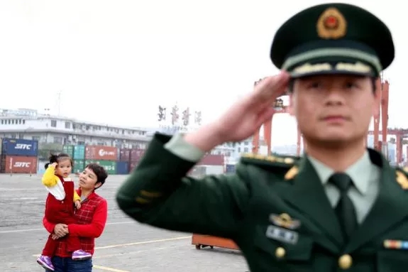 假如你在火车上遇到美女,春运车站遇到兵哥哥