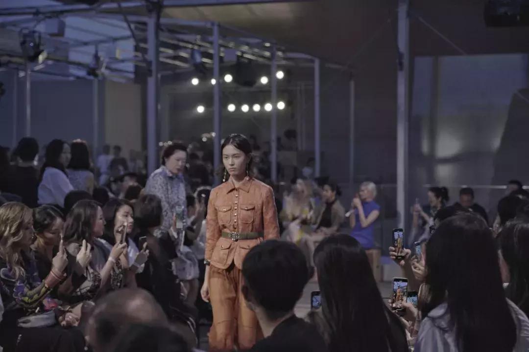 t恤穿久了偶尔也要换个风格,t恤穿好几年不旧的洗法