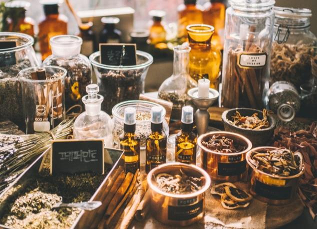 这7年化妆品行业品牌转型启示录,怎么看待老字号药企跨界美妆