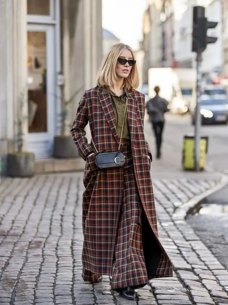 黑白格纹大衣怎么搭配好看,戴帽子黑白格纹大衣怎么搭配好看