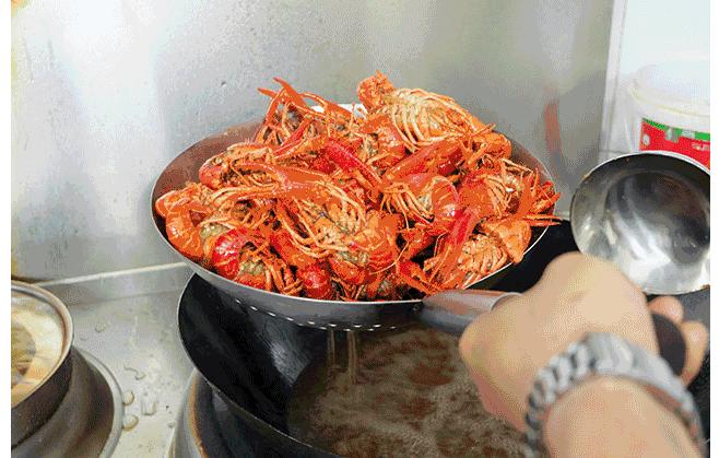 在被摆上餐桌之前,小龙虾也曾让世界人民倍感绝望(菲李漫画)