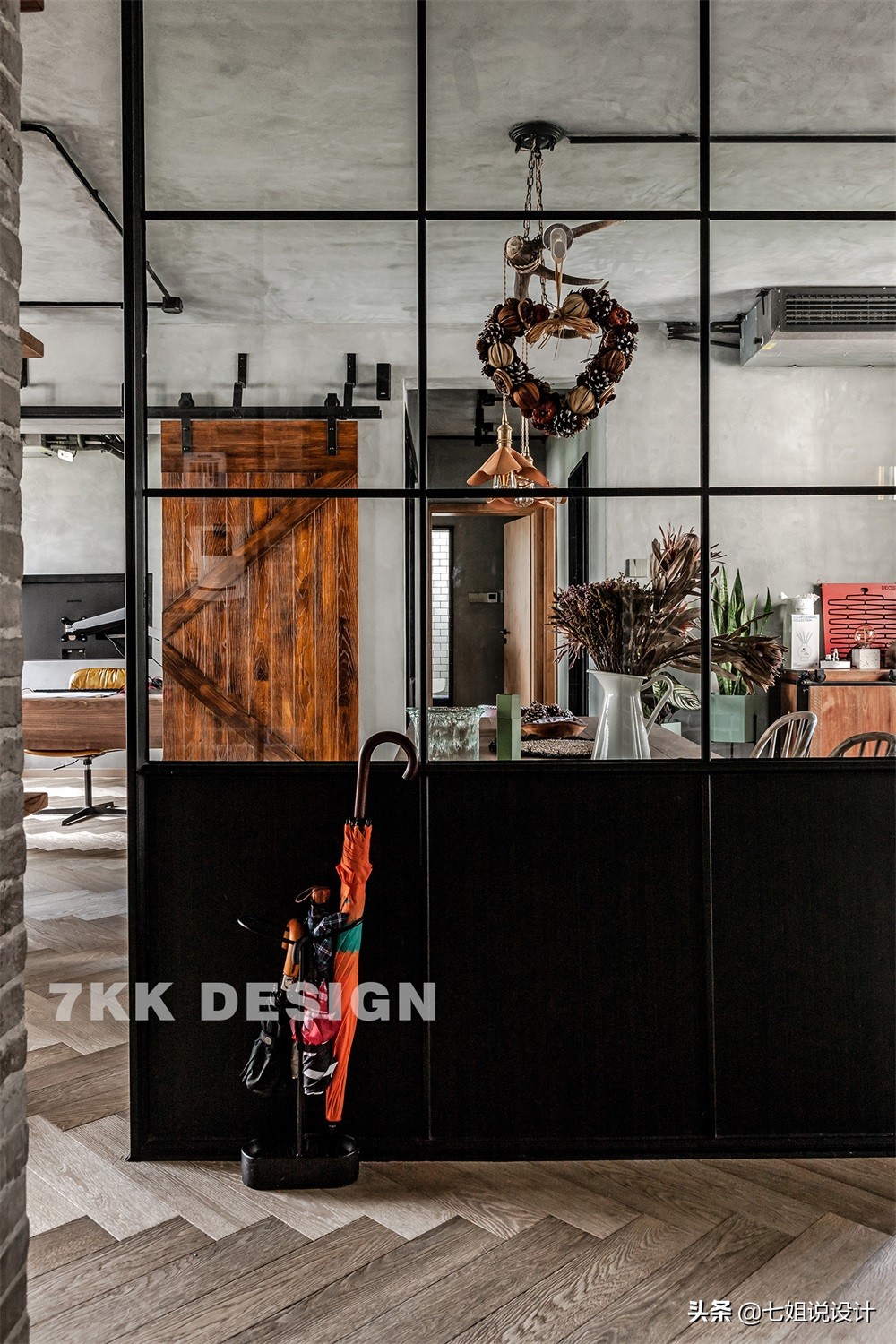 新梅共和城100m²工业风：大胆裸装，冷暖碰撞，演绎粗犷文艺之家