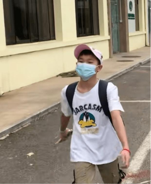 朴素！全红婵成为奥运冠军后仍穿25元T恤，使用国产千元手机