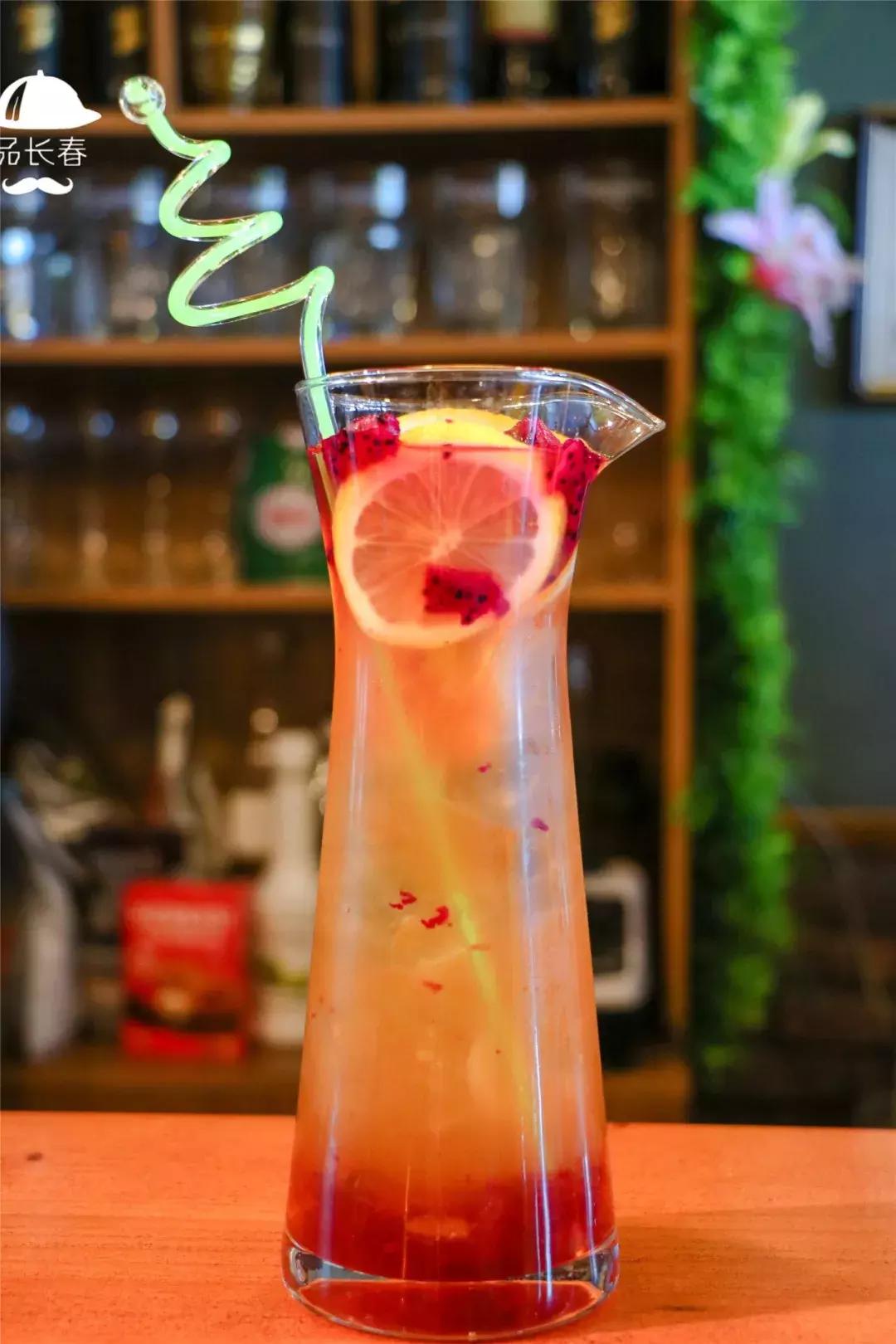 这家餐厅居然用外国大帅哥来吸引顾客