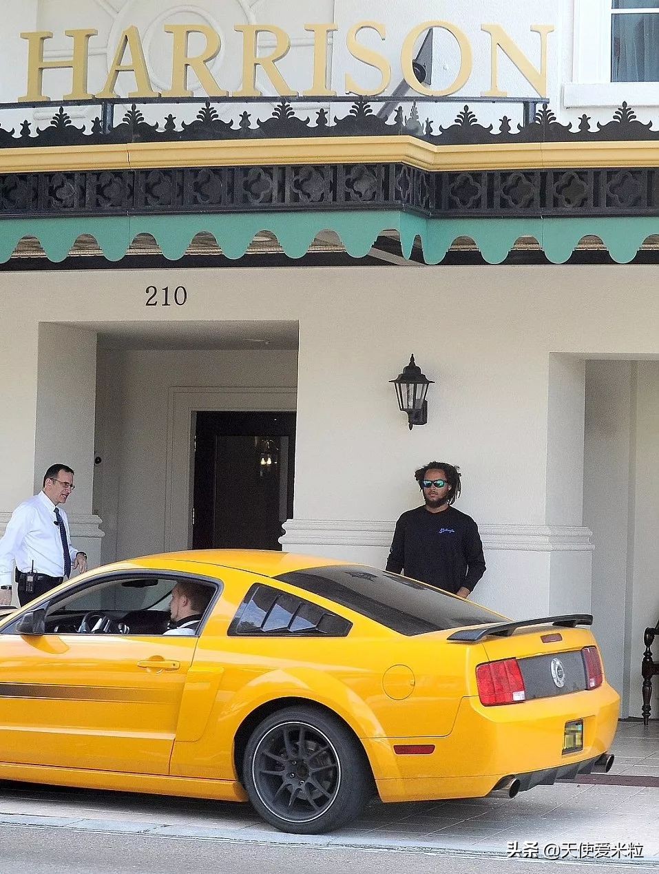 57岁阿汤哥比24岁黑人养子年轻太多！星二代是光环还是诅咒？