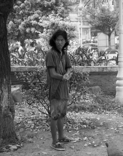 破洞牛仔裤被缝起来了 (妈妈补的破洞牛仔裤)