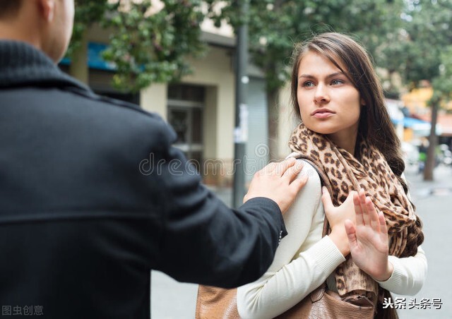 看电影竟然被摸大腿，面对职场“轻型性骚扰”该怎么做