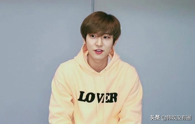 EXO朴灿烈“居家抗疫”近况,变身青涩大学生,依旧耀眼的美貌