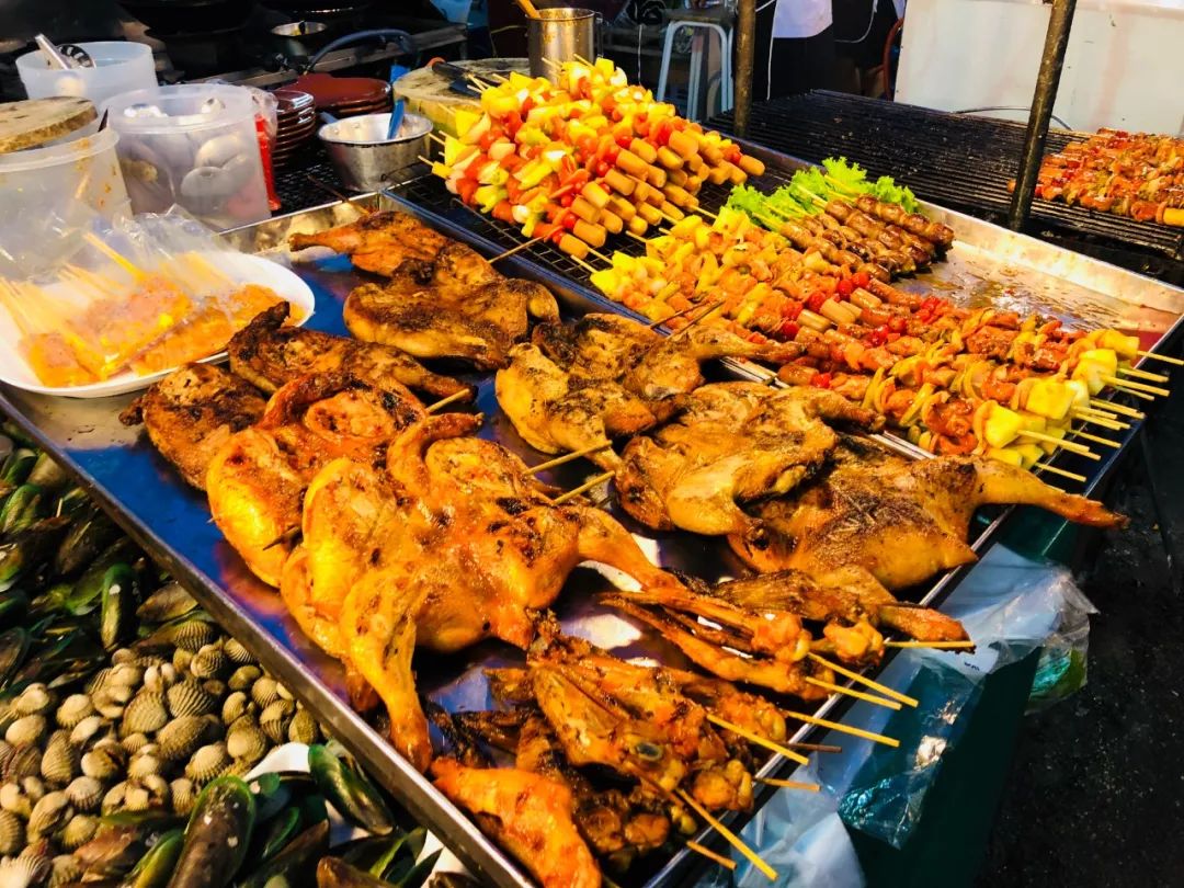 小伙卖烧烤赚回2套房，小生意背后也有大智慧！