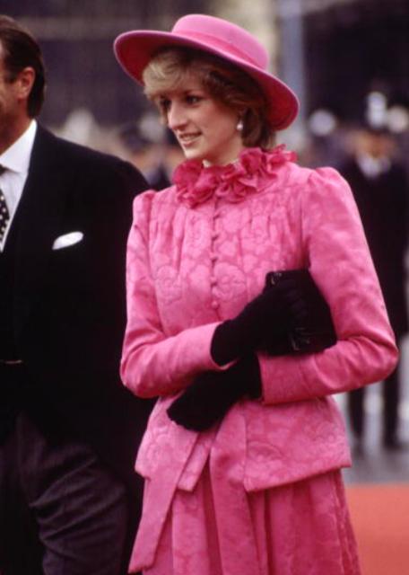 戴安娜雕像揭幕,戴安娜王妃雕像图