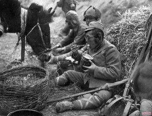 抗战后期日本人用军火来换粮食,抗日战争结束后的日本兵跑到农村