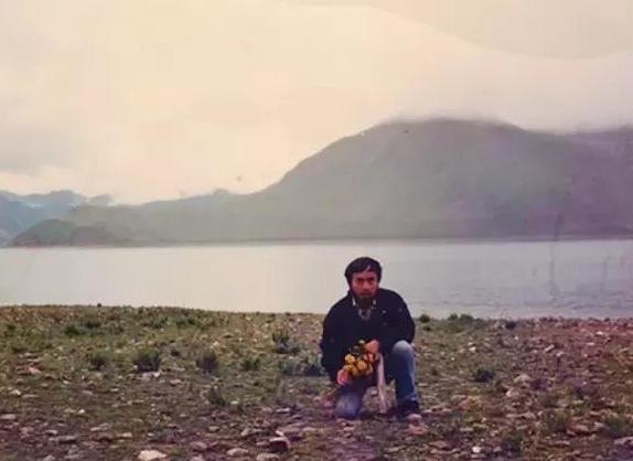 海子25岁自杀后,留下5封遗书,都有写道:我的死,是他俩造成的