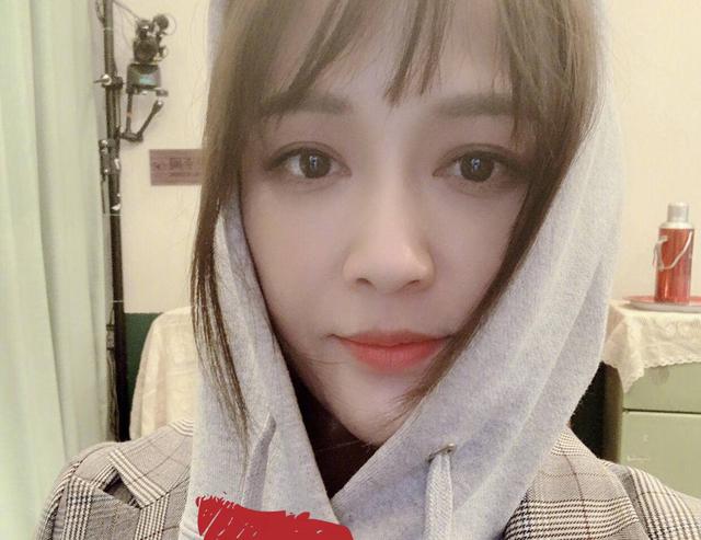 陈乔恩晒过敏照双腿上布满红疹,陈乔恩自曝对寒冷天气过敏