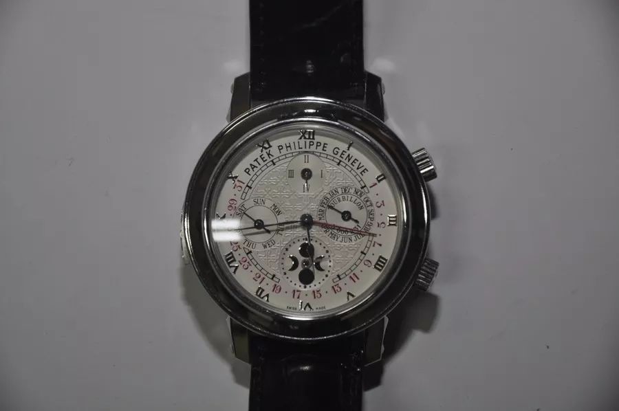 6万人围观！这位贪官的一块手表，起拍价720万元！...