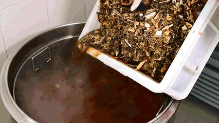 龟界百事通做的龟苓膏，煲前还要先玩火