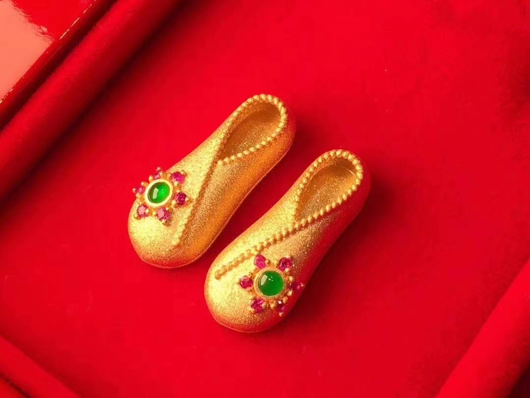 为什么结婚一定要买中国珠宝钻戒,结婚买钻戒好还是金首饰好