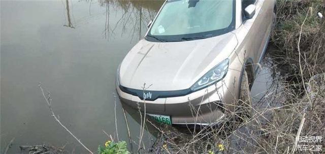 工程车被追尾司机报警后续,被工程车撞了没有伤亡的车