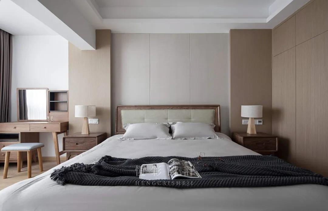 二楼衣帽间和客厅完美结合,二楼客厅开放式衣帽间