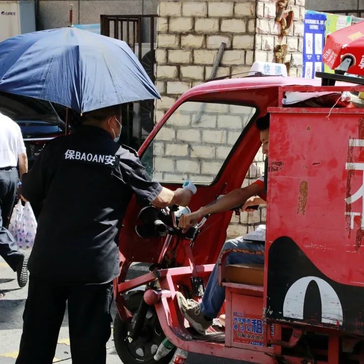 他们坚守在疫情防控一线,防控疫情他们在风雪中坚守