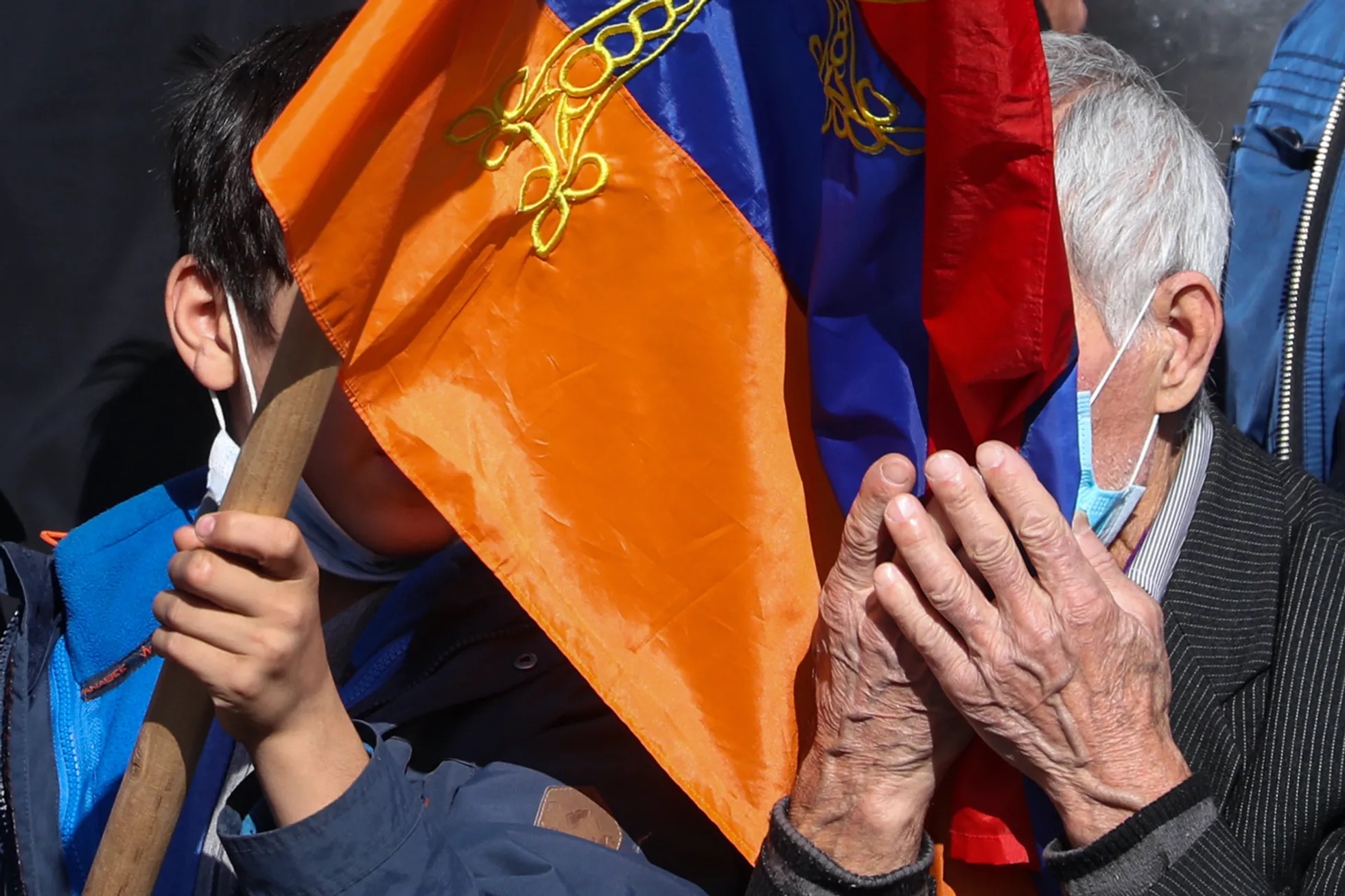 直击休战后的亚美尼亚：士兵回忆“退守”细节，逃亡前有人把房子烧掉，年轻姑娘建账号呼吁和平