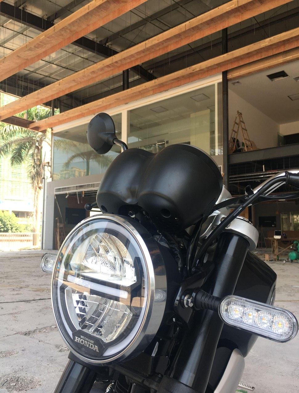 同事买了一辆日系车,同事买的摩托车