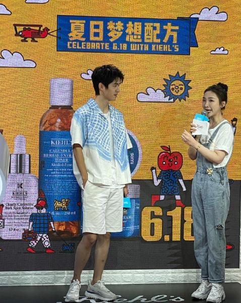 刘昊然绝美生图,刘昊然红条纹衫写真高清