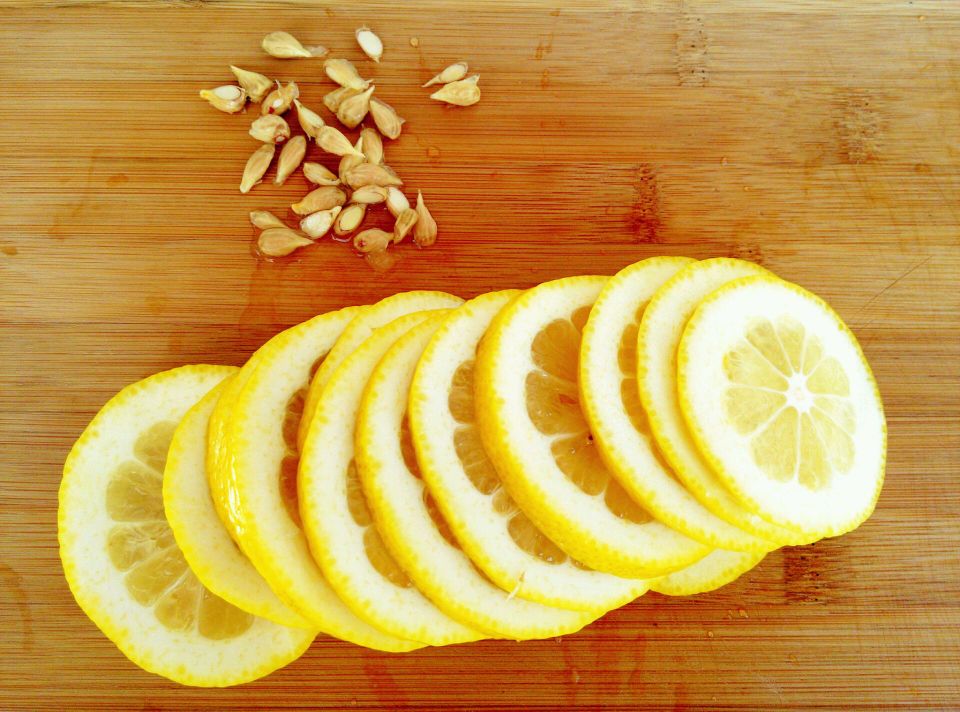 每天一杯蜂蜜柠檬水简单好做美容,自制美容养颜柠檬蜂蜜水