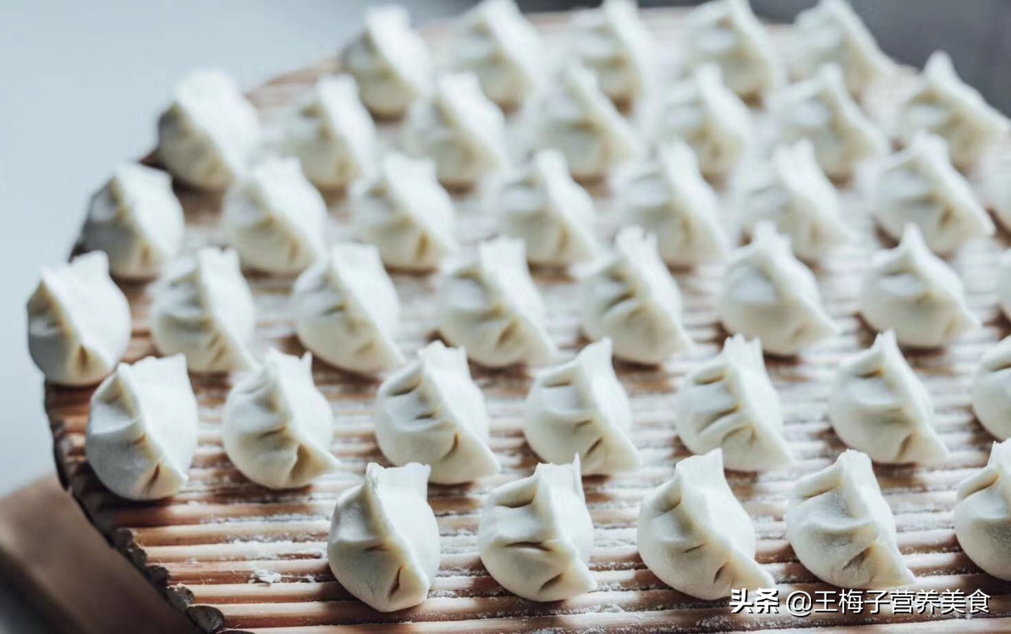 煮冻饺子什么样水下锅,煮冻饺子用冷水下锅