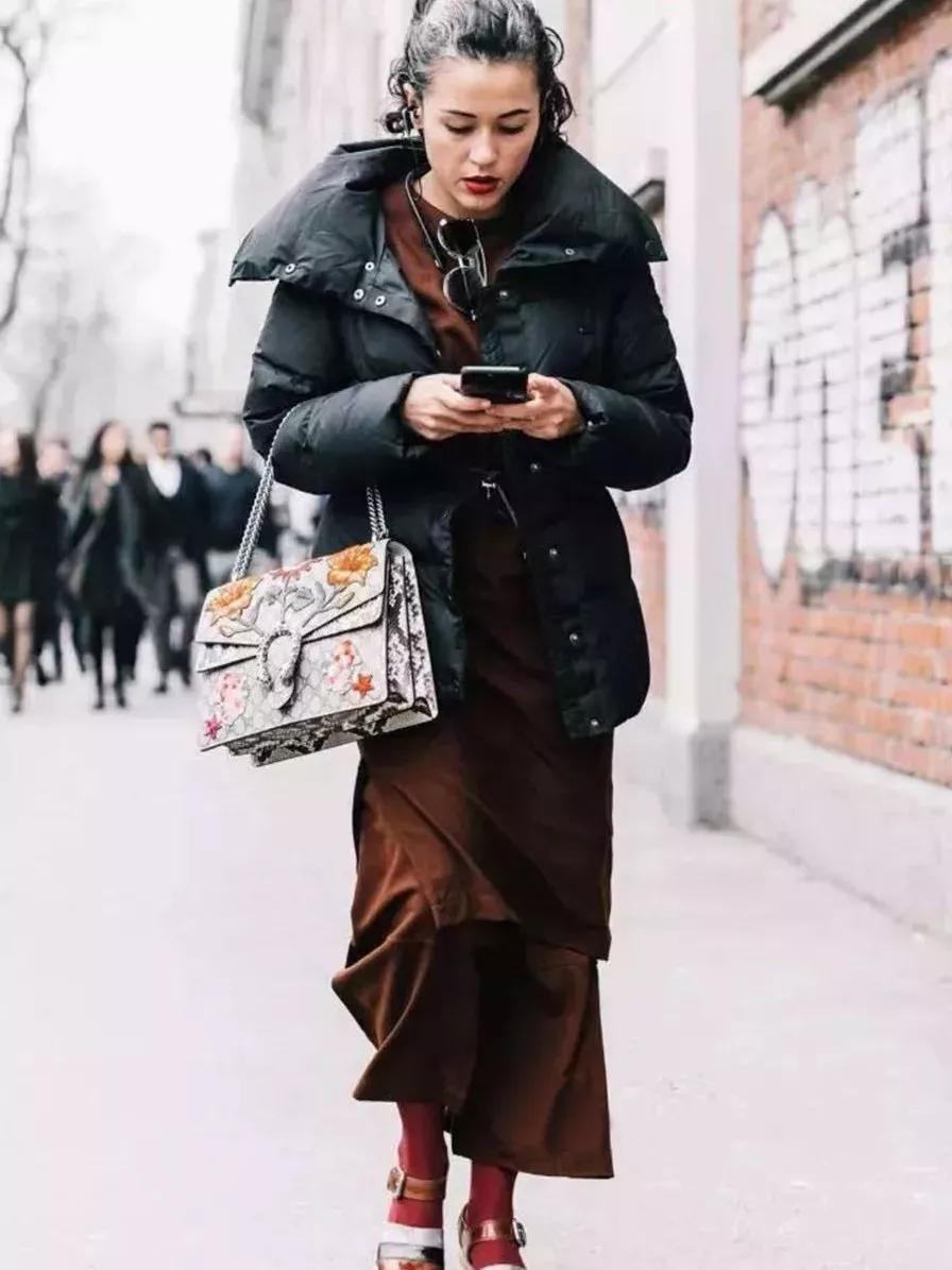 早春羽绒服穿搭又暖又时髦,轻薄羽绒服早春款