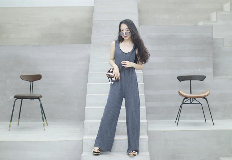 穿上即陷进柔软的「纸片人」背带裤,一封写给夏天的慵懒情书