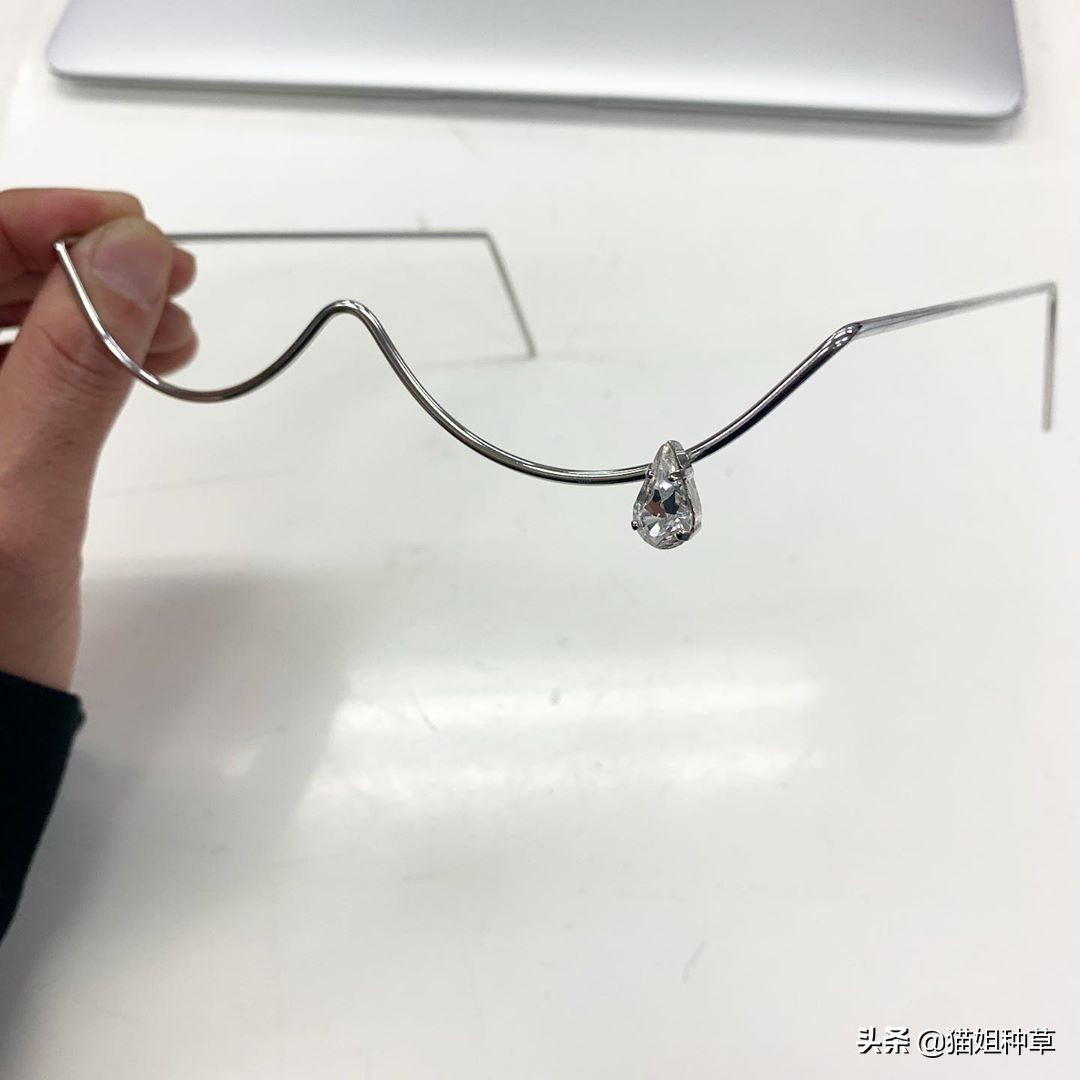 今年秋冬小配饰流行,今年流行款配饰