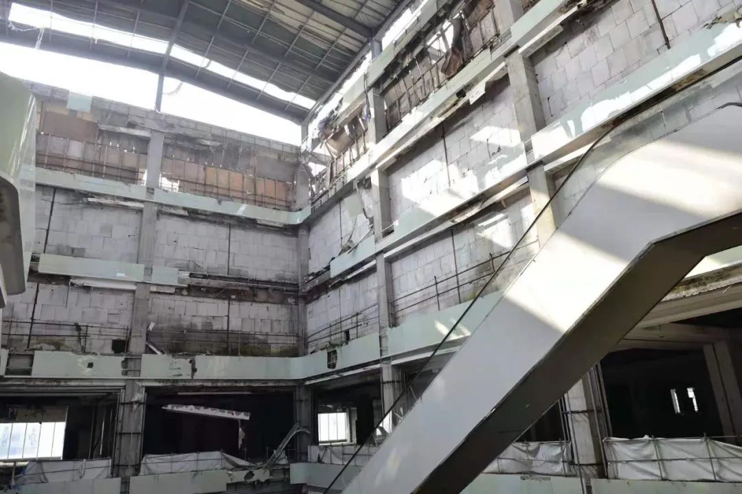 多次流拍的宜宾银龙广场有动作了？起重机和挖掘机都已用上