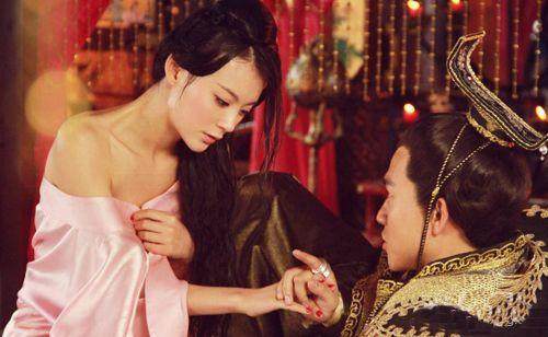 皇帝下棋输一子杀一人,君王下棋