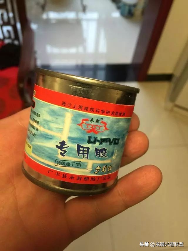 垃圾桶旁边的四方鱼缸,捡回去养了一缸金鱼,别说还挺不错