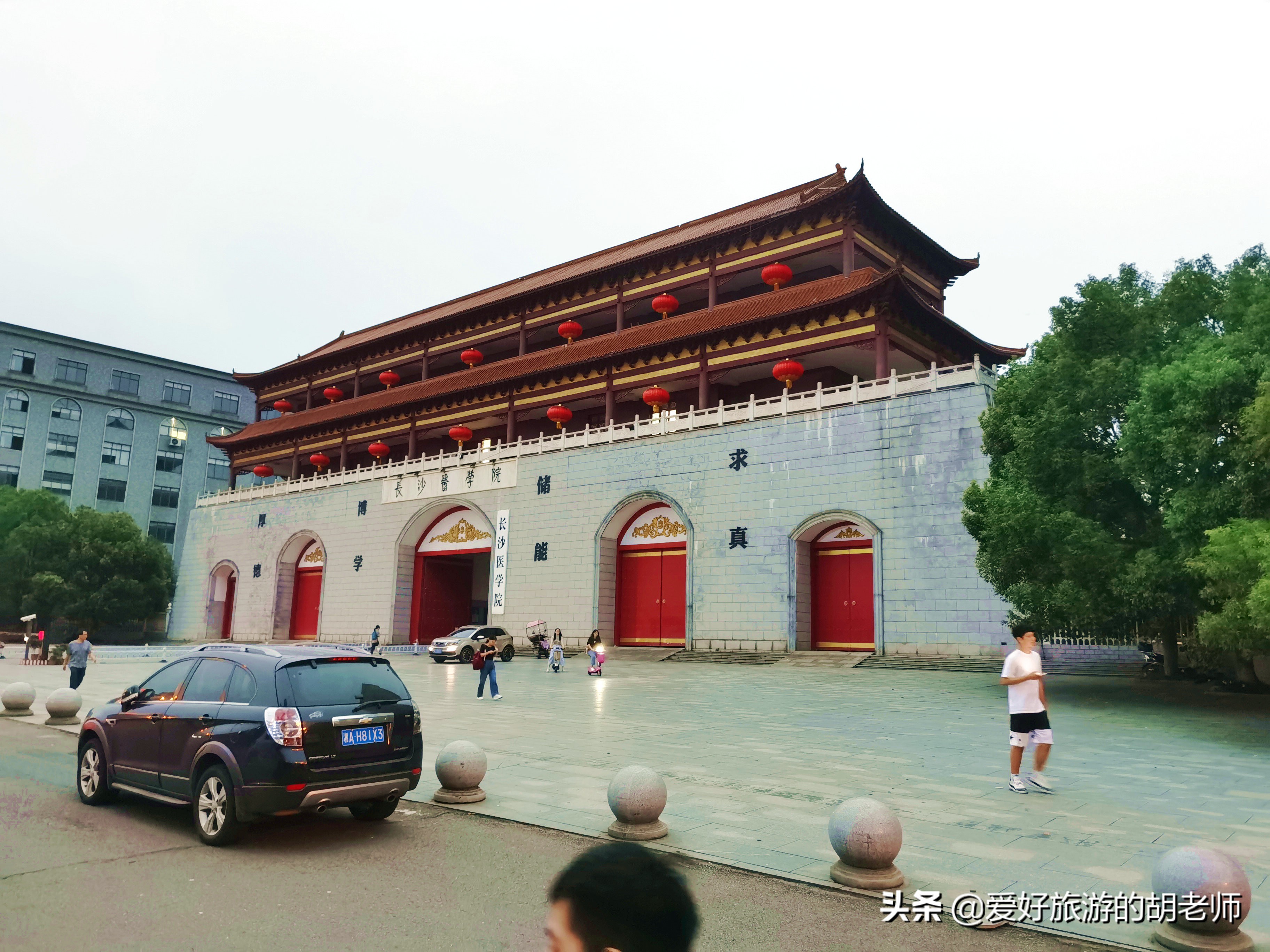 长沙的民办“湘雅医学院”，在校学生真有钱，带火了附近的经济