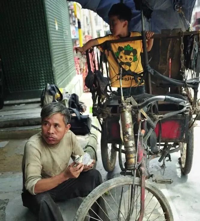 铁笼里的自闭症儿童,铁笼里的生活