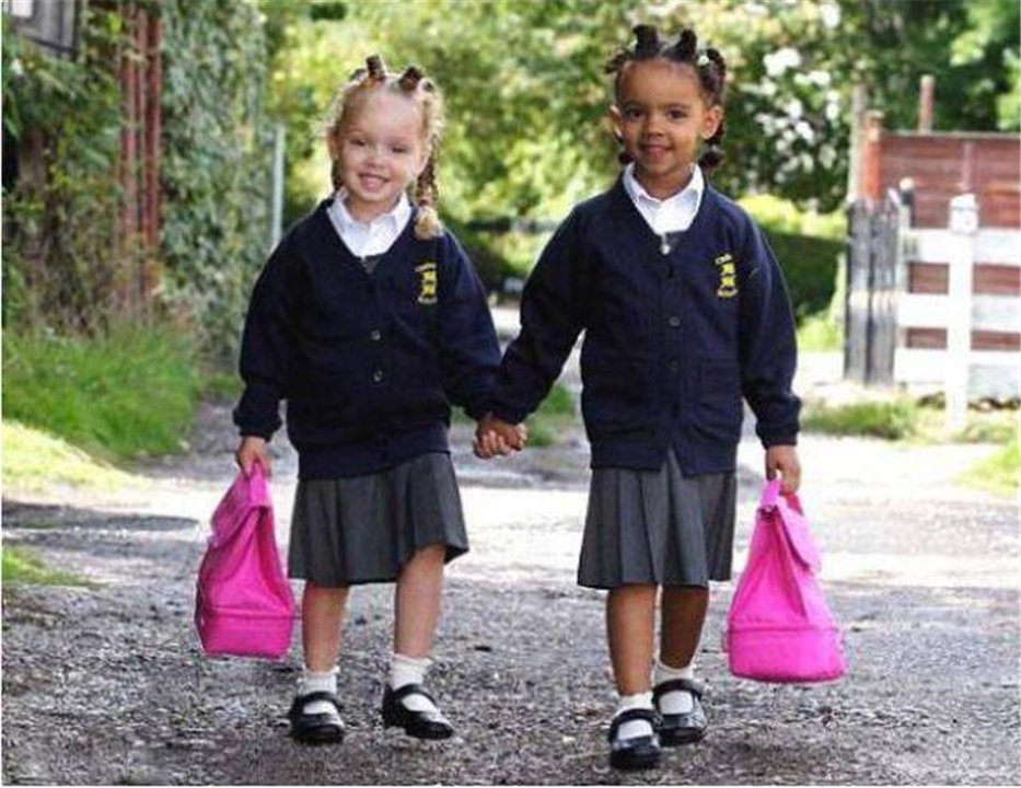 双胞胎姐妹相貌不一，被人调侃“奥利奥姐妹”，如今变成什么样了