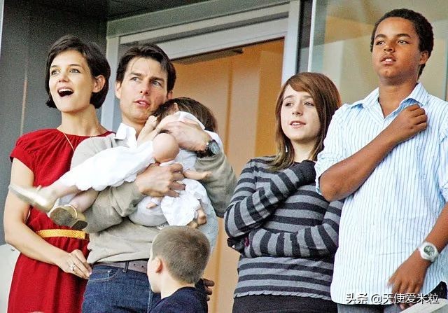 57岁阿汤哥比24岁黑人养子年轻太多！星二代是光环还是诅咒？