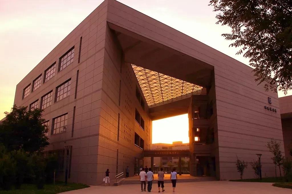 陕西最“豪华”大学之一!坐拥4大“网红”食堂,游泳馆、商业街一应俱全!