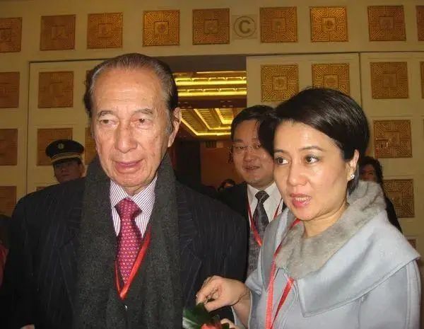 蓝琼缨十四岁嫁赌王被宠三十年,蓝琼缨14岁嫁给何鸿燊