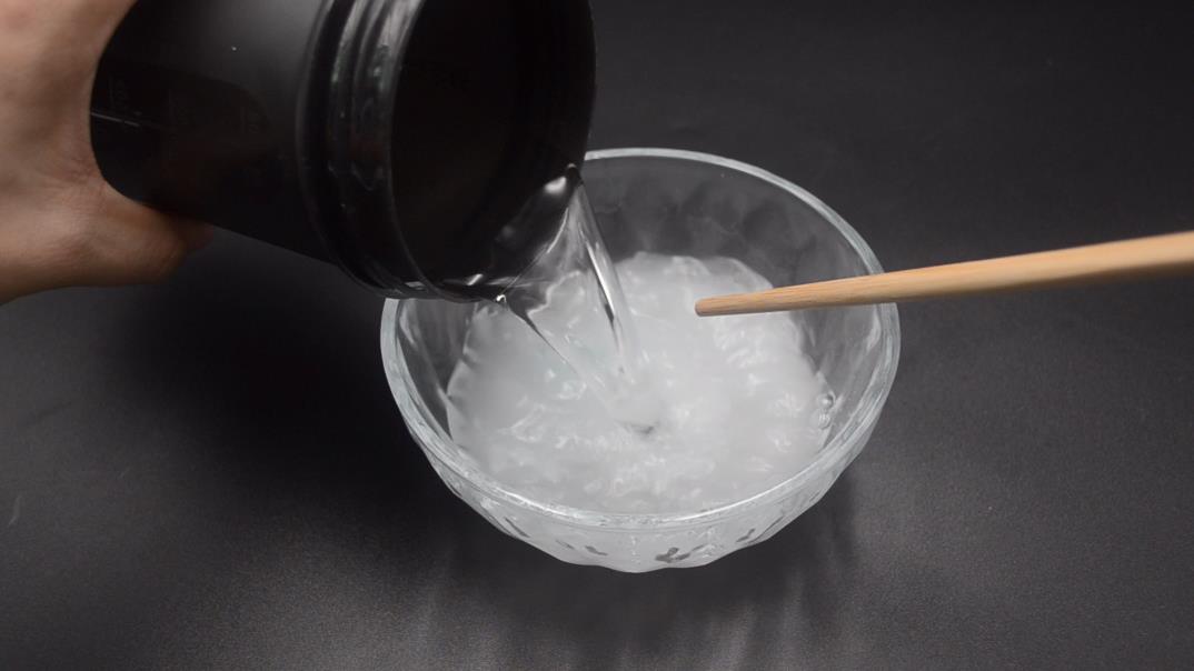 不管衣服有多脏，洗衣服倒一碗，洗完跟新的一样干净，方法太棒了