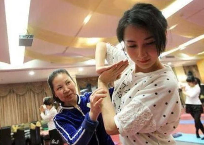 2005年那个“背母上学”的刘霆，十年后变性，还在选美比赛上拿奖