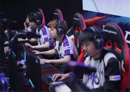 DMO经理发文怒:某LPL俱乐部请守规则,他们跟我冲过来你挖不走的