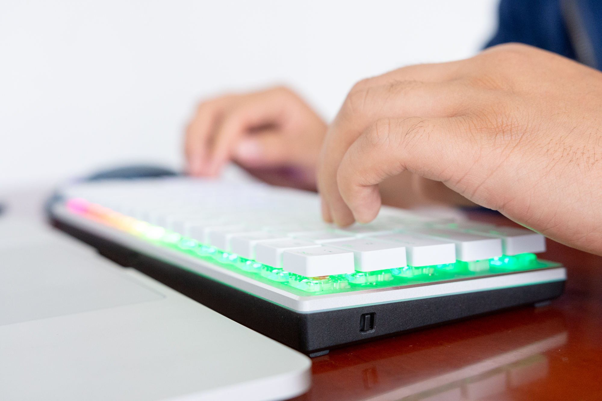 双模互联，极致便携：酷冷至尊SK621矮轴机械键盘体验