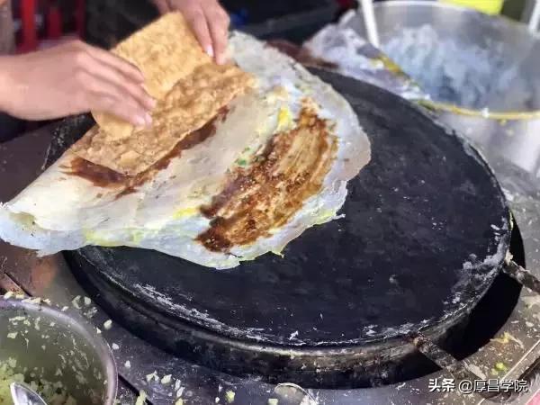 电动石磨大煎饼现做现卖月入过万 (一个普通的煎饼摊一天利润多少)