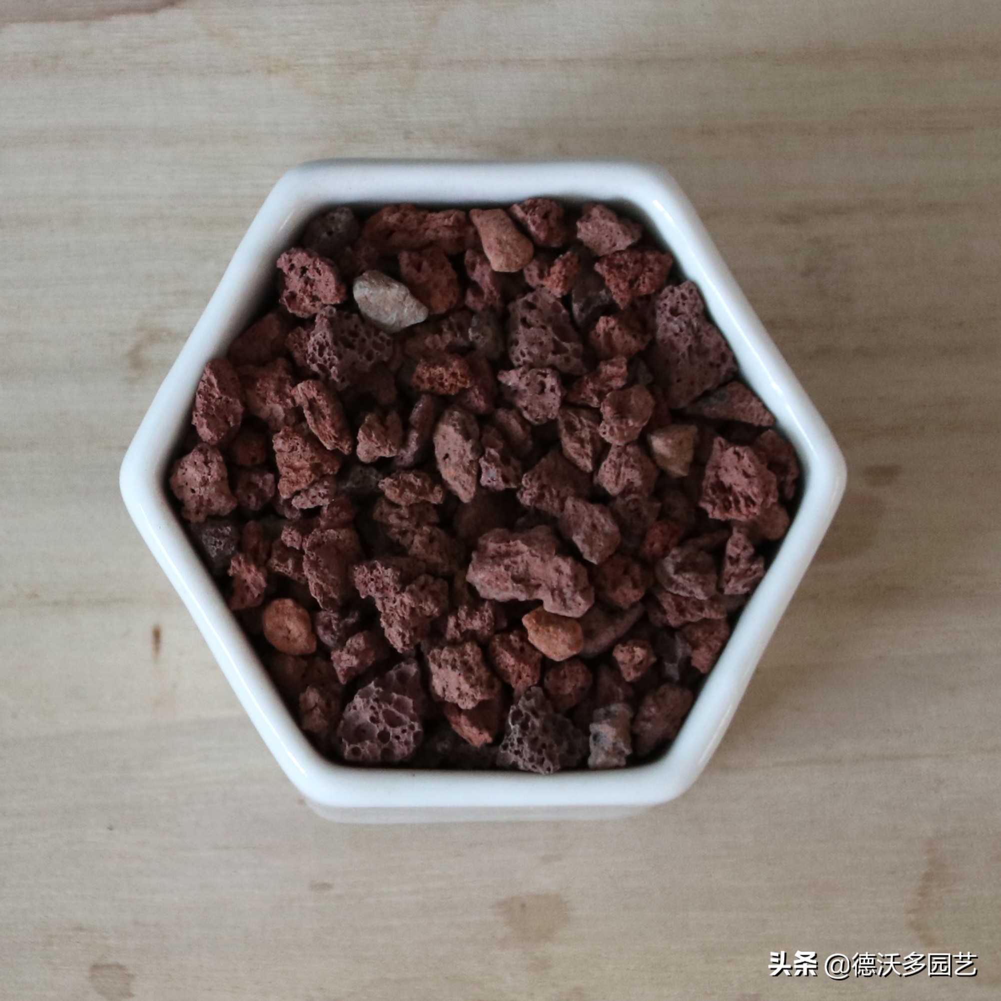 鹅卵石铺面石和麦饭石哪个好,硅藻土和麦饭石哪个铺面好