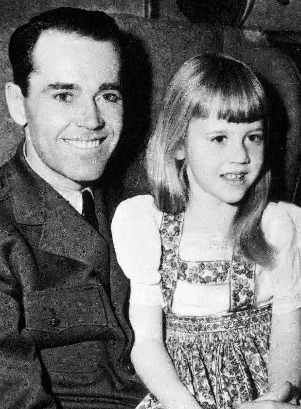 她一生自贱，真相不过是因为童年被毁